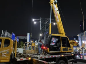 Crane angkat panel billboard tiang reklame tinggi pinggir jalan Jakarta kapasitas 8 ton