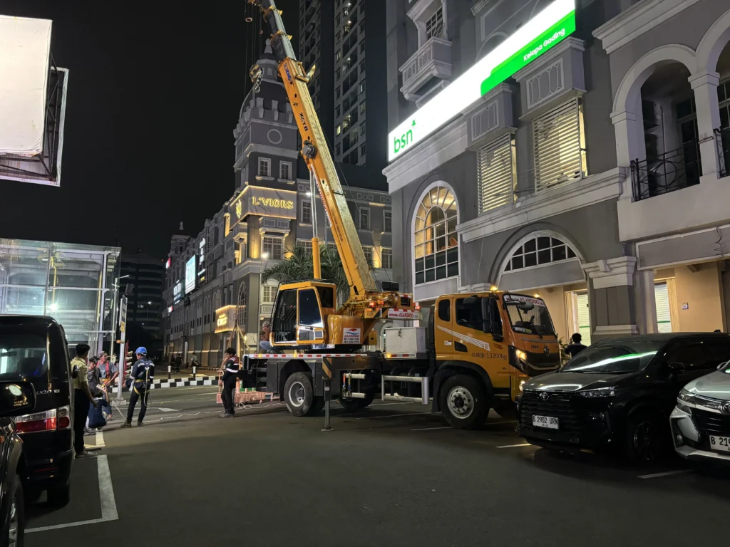Crane untuk pemasangan billboard reklame Jakarta mobile crane angkat panel signage ketinggian