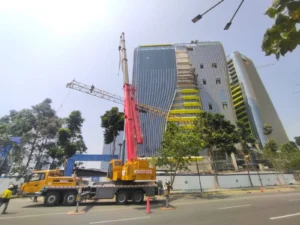 Hentakan pembongkaran gudang crane menarik material tersangkut dynamic load kejutan terguling