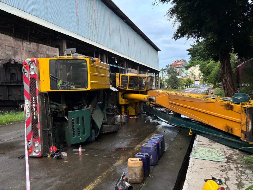 Penyebab crane terguling di lokasi proyek konstruksi — overload outrigger hentakan dan cara mencegahnya
