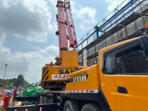 Crane idle menunggu material di lokasi proyek Jakarta biaya overtime shift terbuang