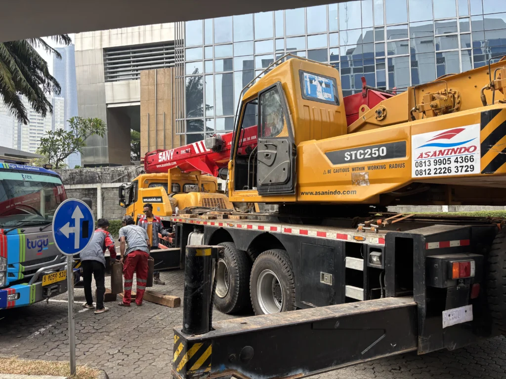 Crane 25 ton Jakarta SANY STC250 XCMG XCT25L5 paling serbaguna proyek menengah konstruksi