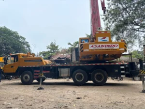 Perbandingan ukuran XCMG XCT8 8 ton vs crane 25 ton dimensi compact masuk gang sempit Jakarta