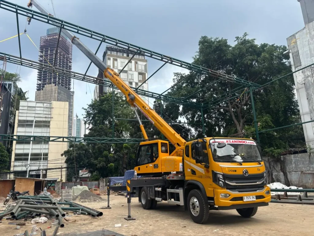 Crane XCMG XCT8 8 ton area sempit Jakarta menggantikan crane 25 ton proyek konstruksi