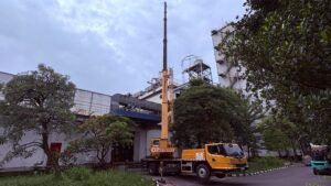 XCMG XCT25L5 long boom 42 meter erection padel court Transmart Cempaka Putih Jakarta Pusat