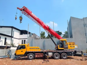 Outrigger setengah terbuka vs penuh terbuka perbandingan kotak stabilitas crane kapasitas berkurang