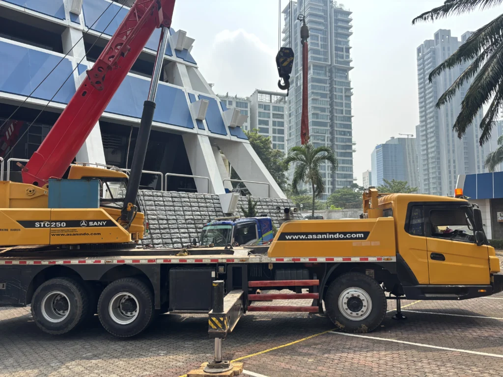 Outrigger crane terbuka penuh crane mat setup benar stabilitas aman